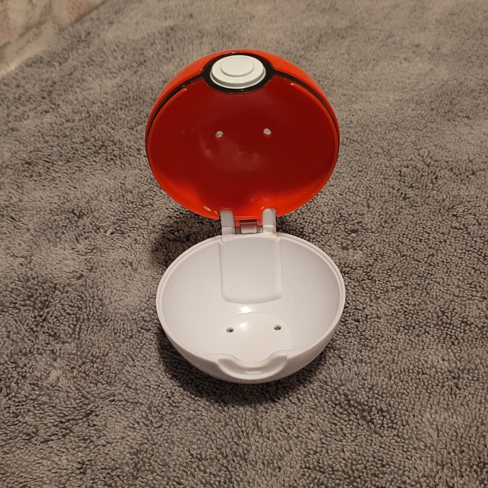 Set of 3 Clip N Go Pokemon Red and Black Pokeball Set - Picture 3 of 7